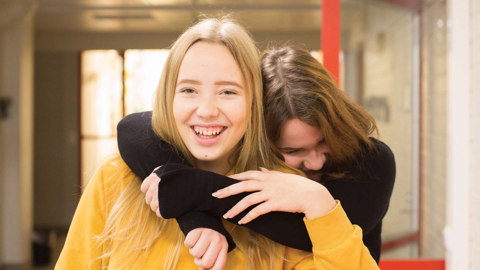 hymy Två unga människor